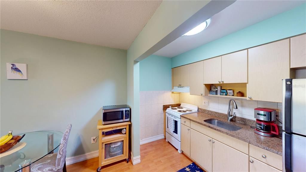 待售: $169,900 (1 贝兹, 1 浴室, 555 平方英尺)