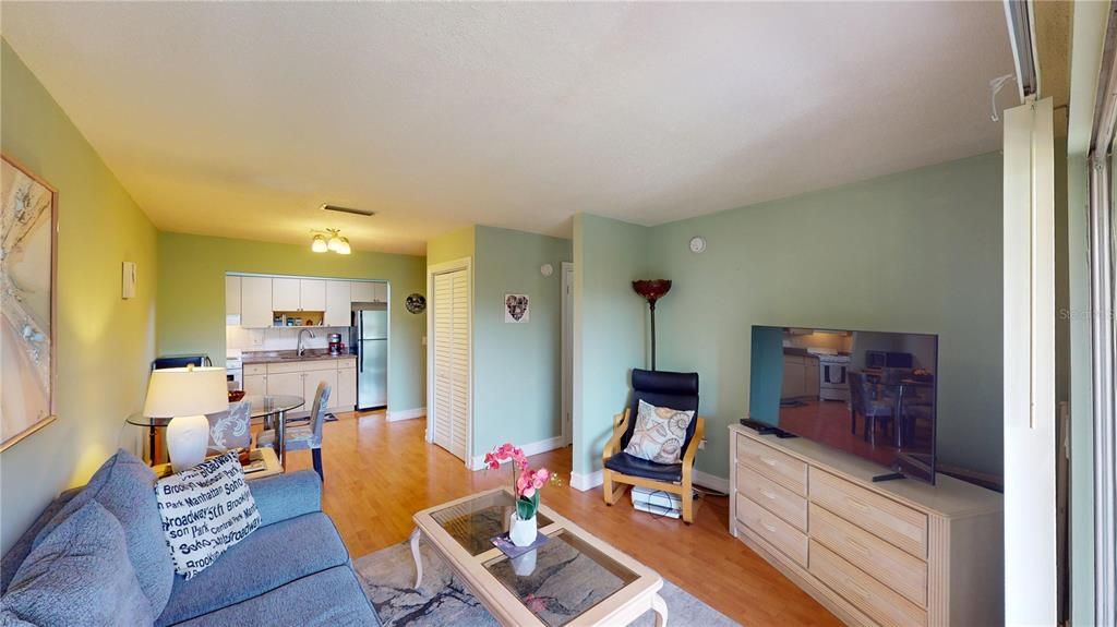 待售: $169,900 (1 贝兹, 1 浴室, 555 平方英尺)