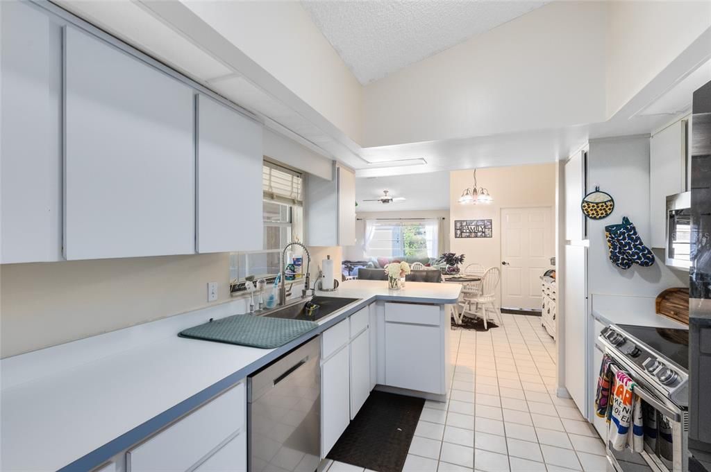 На продажу: $525,000 (3 спален, 2 ванн, 2045 Квадратных фут)