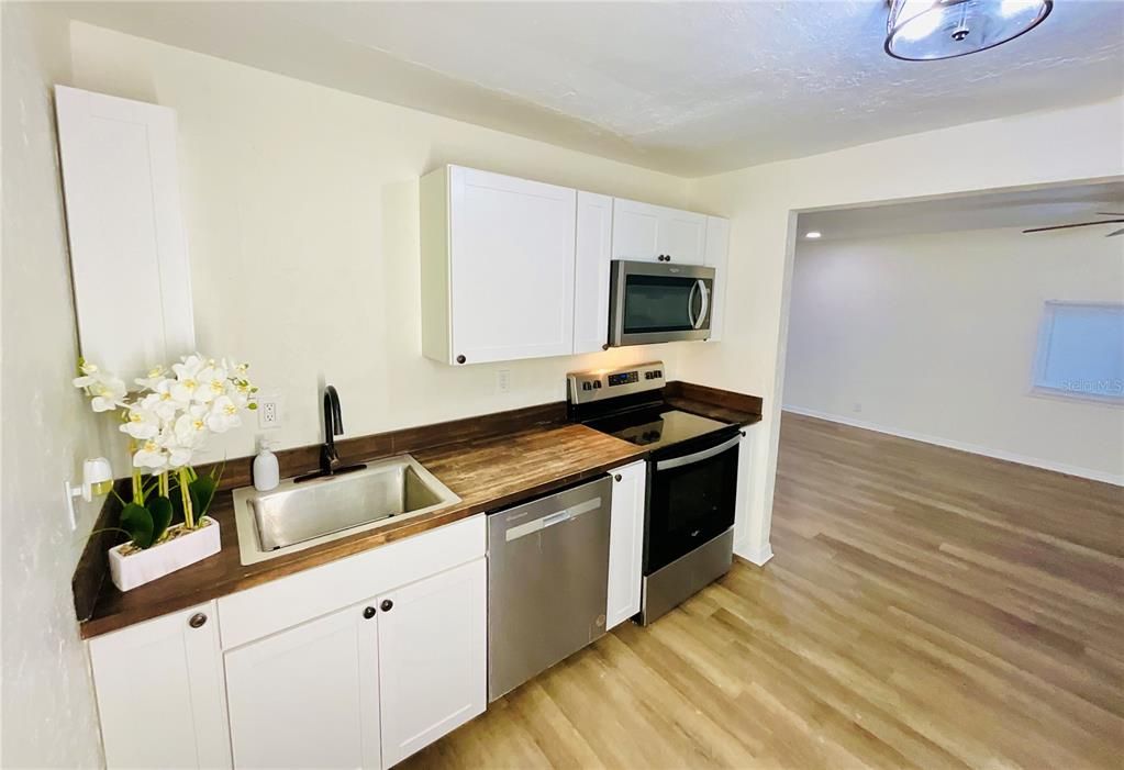 На продажу: $199,900 (2 спален, 1 ванн, 864 Квадратных фут)