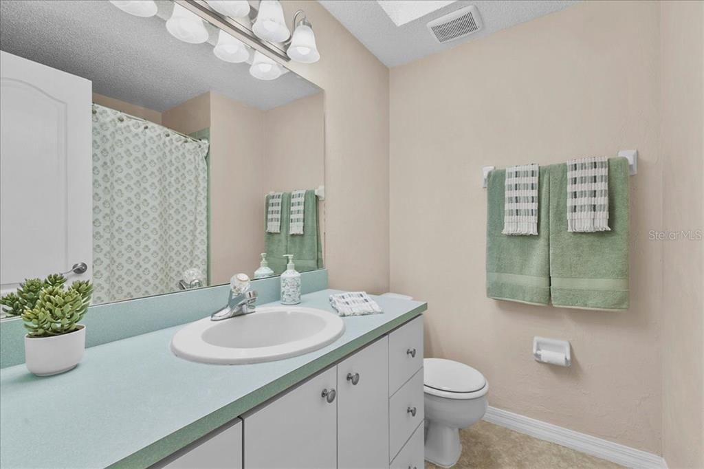 Activo con contrato: $285,000 (3 camas, 2 baños, 1704 Pies cuadrados)