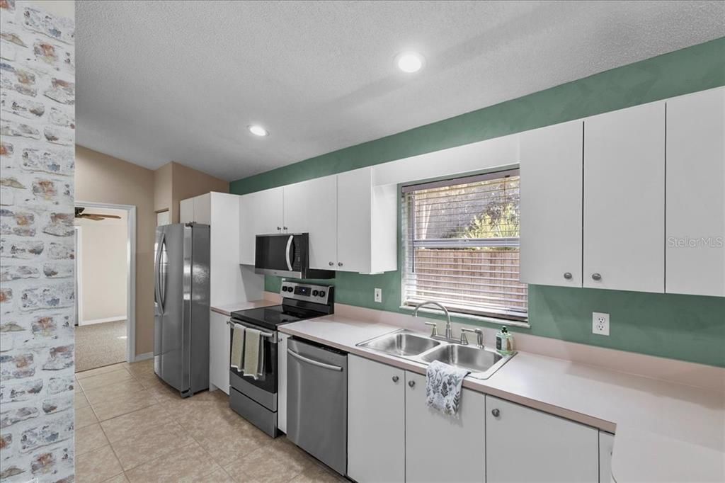 Activo con contrato: $285,000 (3 camas, 2 baños, 1704 Pies cuadrados)