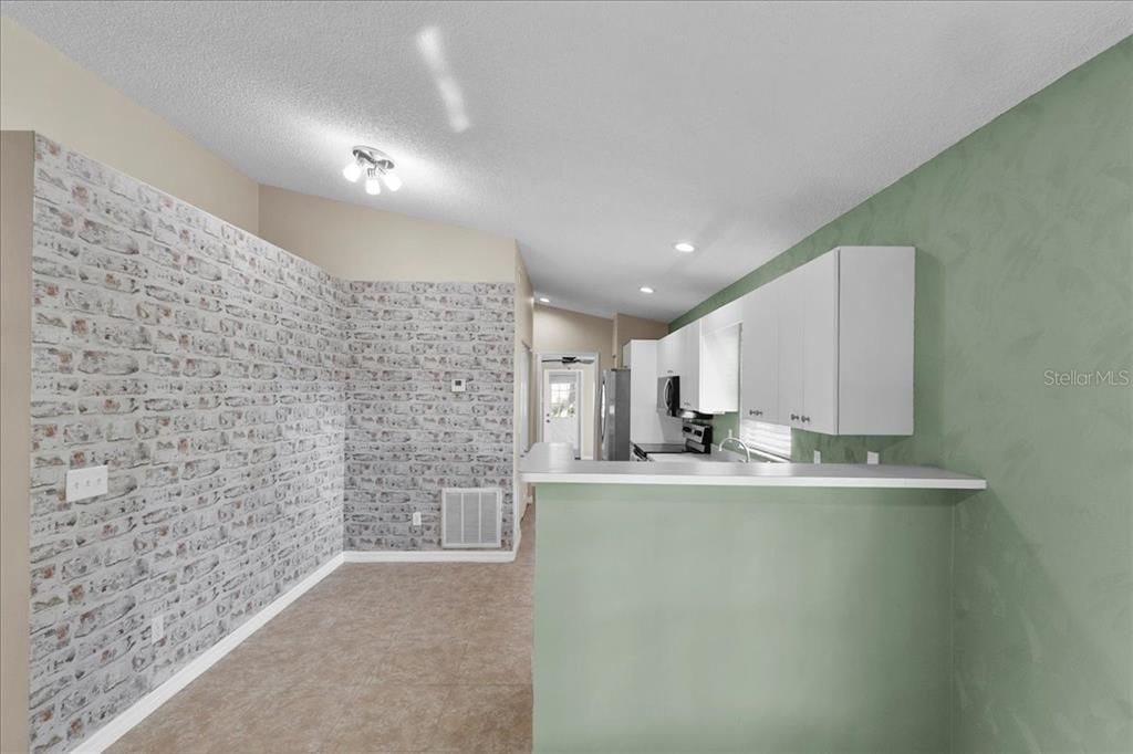 Activo con contrato: $285,000 (3 camas, 2 baños, 1704 Pies cuadrados)