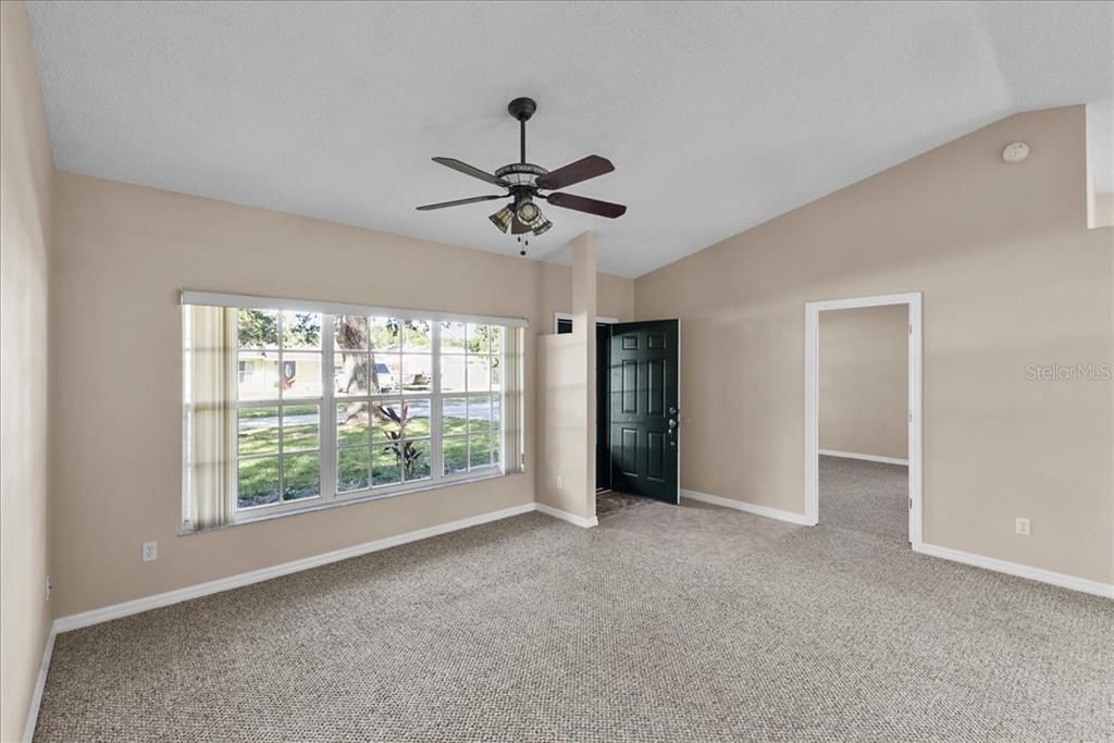 Activo con contrato: $285,000 (3 camas, 2 baños, 1704 Pies cuadrados)