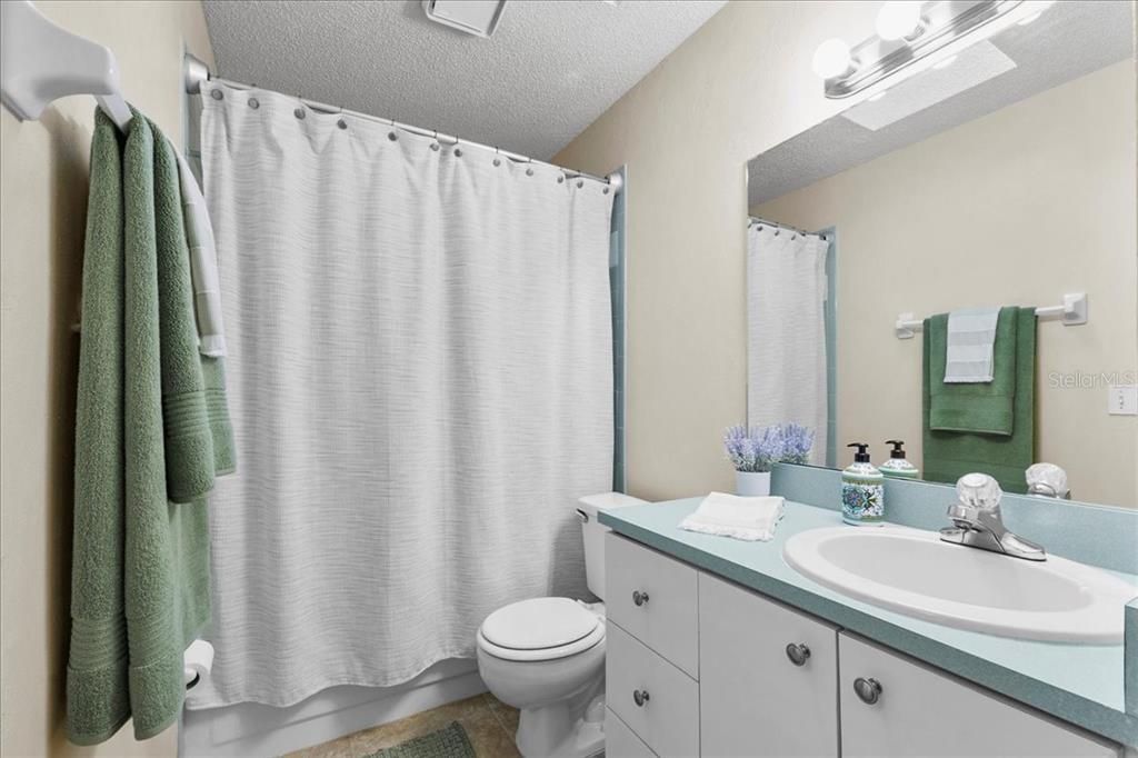 Activo con contrato: $285,000 (3 camas, 2 baños, 1704 Pies cuadrados)