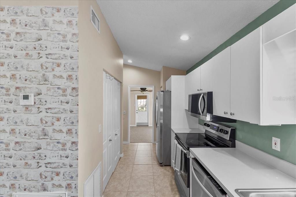 Activo con contrato: $285,000 (3 camas, 2 baños, 1704 Pies cuadrados)