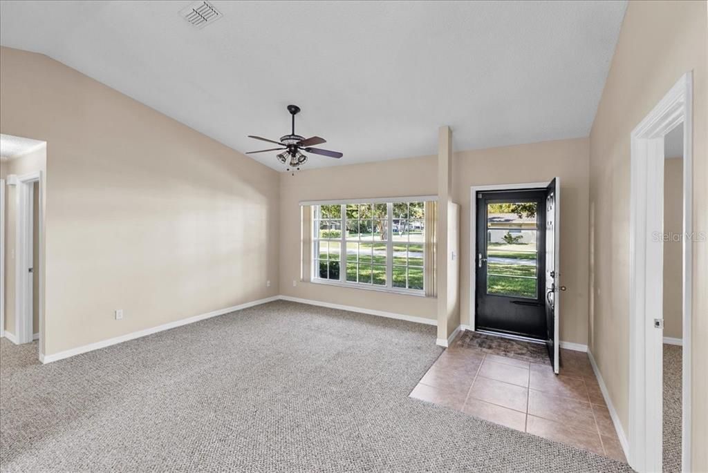 Activo con contrato: $285,000 (3 camas, 2 baños, 1704 Pies cuadrados)