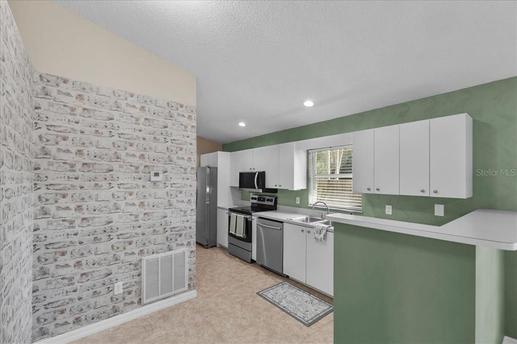 Activo con contrato: $285,000 (3 camas, 2 baños, 1704 Pies cuadrados)