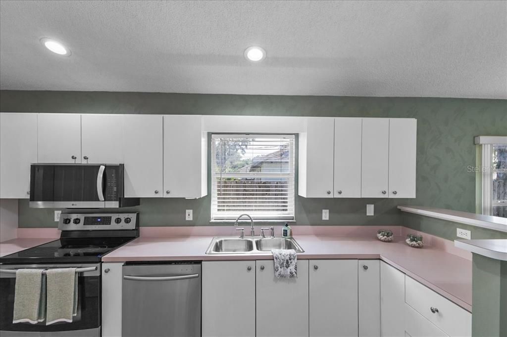 Activo con contrato: $285,000 (3 camas, 2 baños, 1704 Pies cuadrados)