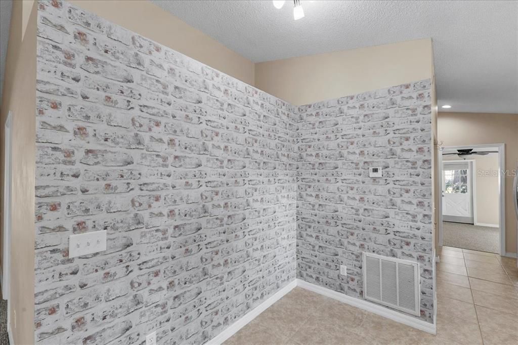 Activo con contrato: $285,000 (3 camas, 2 baños, 1704 Pies cuadrados)