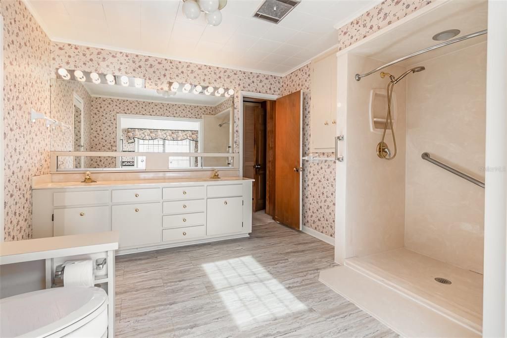 En Venta: $697,000 (4 camas, 3 baños, 3456 Pies cuadrados)