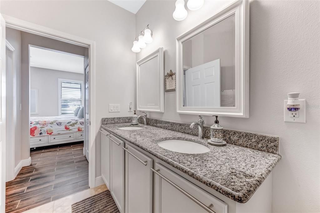 合同活跃: $299,999 (2 贝兹, 2 浴室, 1393 平方英尺)