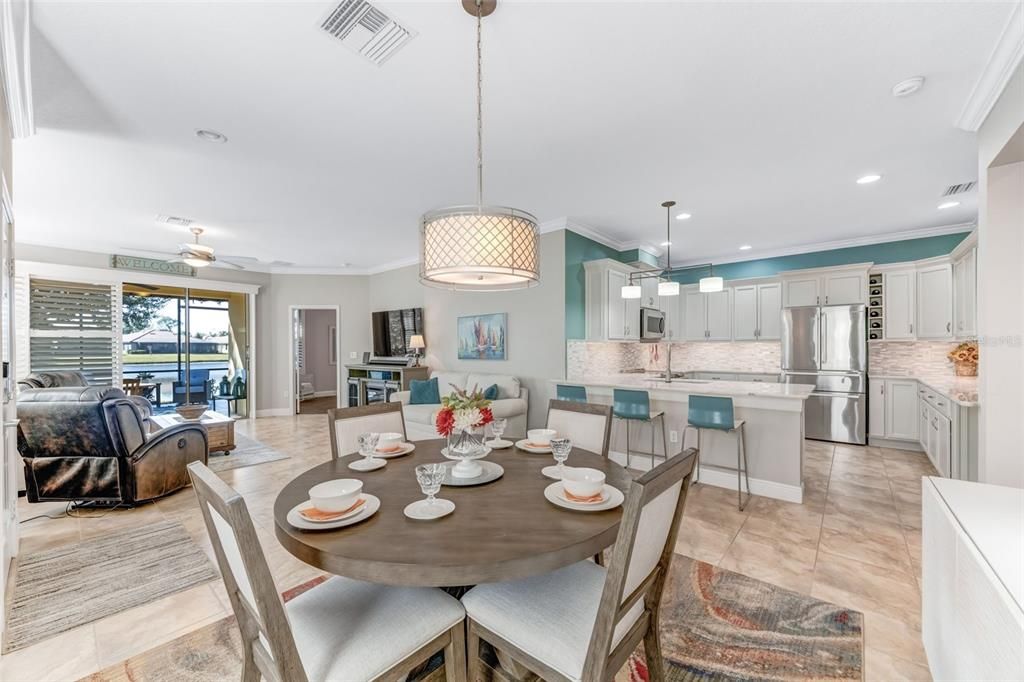 合同活跃: $299,999 (2 贝兹, 2 浴室, 1393 平方英尺)