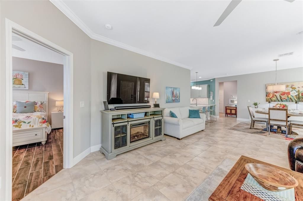 合同活跃: $299,999 (2 贝兹, 2 浴室, 1393 平方英尺)