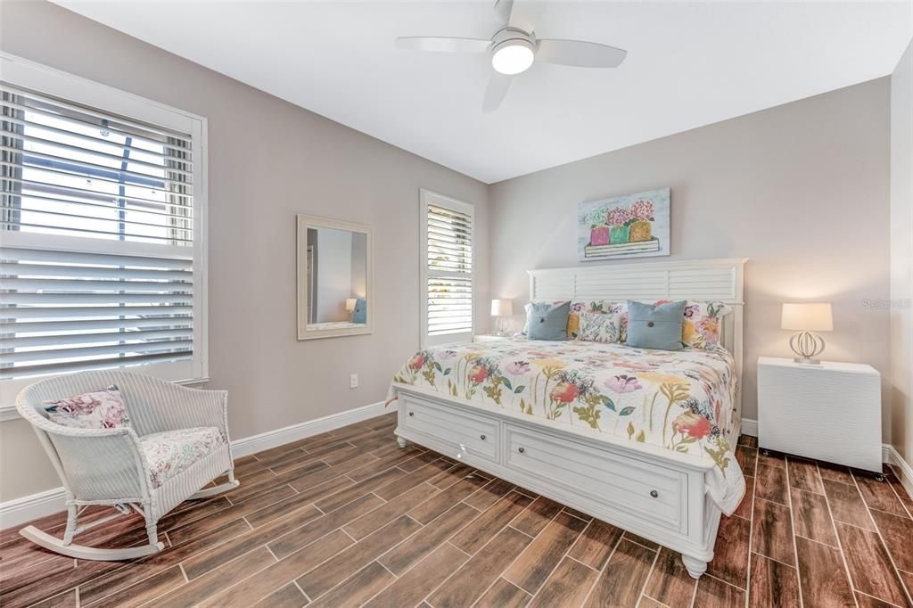 合同活跃: $299,999 (2 贝兹, 2 浴室, 1393 平方英尺)