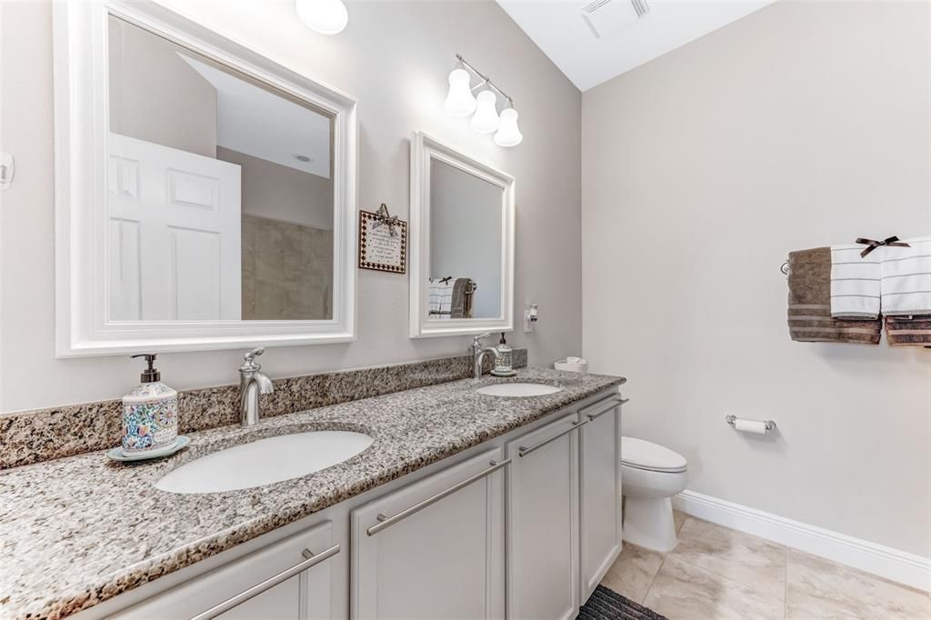 合同活跃: $299,999 (2 贝兹, 2 浴室, 1393 平方英尺)