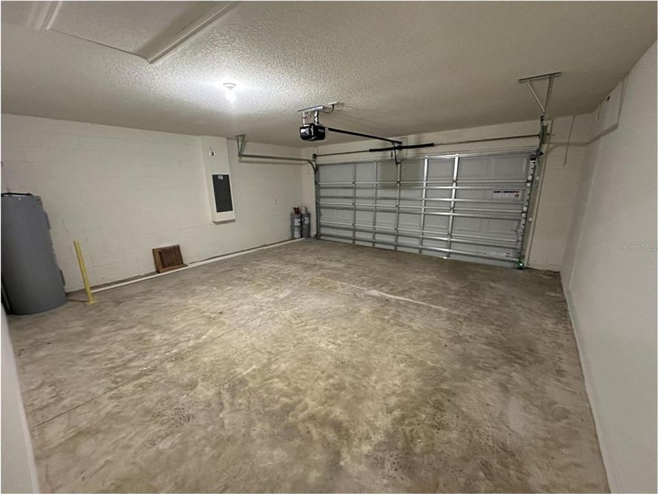 For Rent: $2,100 (4 beds, 2 baths, 1828 Square Feet)