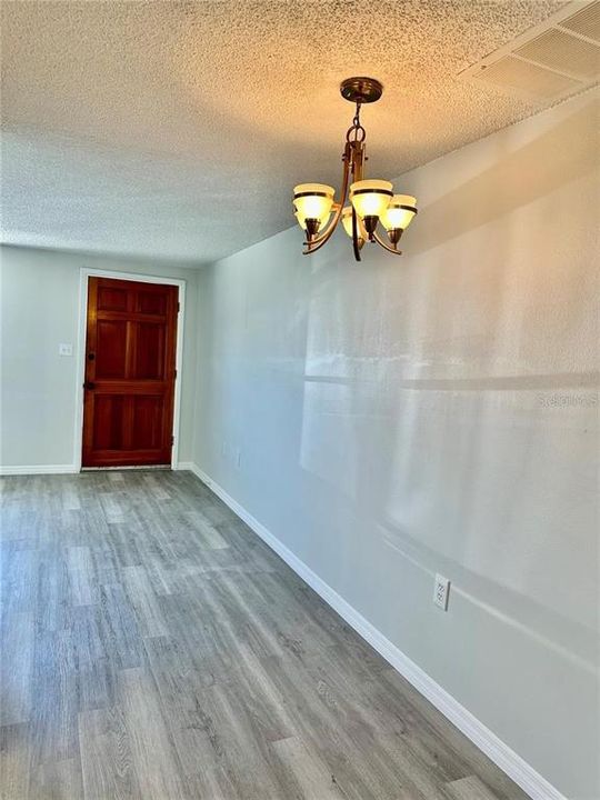 待售: $105,000 (2 贝兹, 1 浴室, 722 平方英尺)