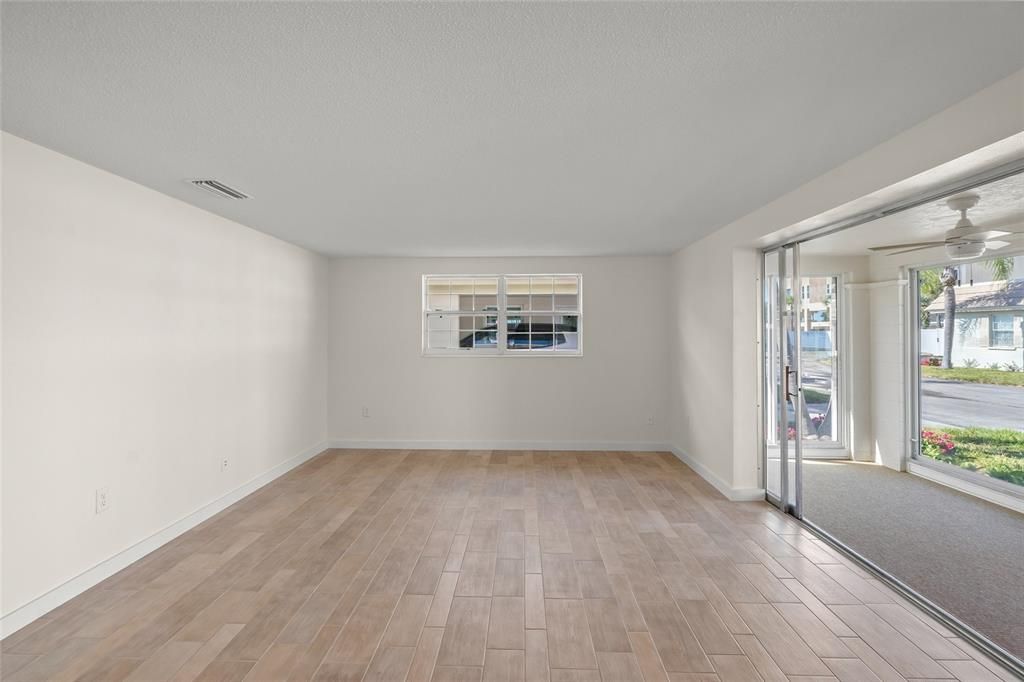 Active With Contract: $645,000 (2 beds, 2 baths, 939 Square Feet)