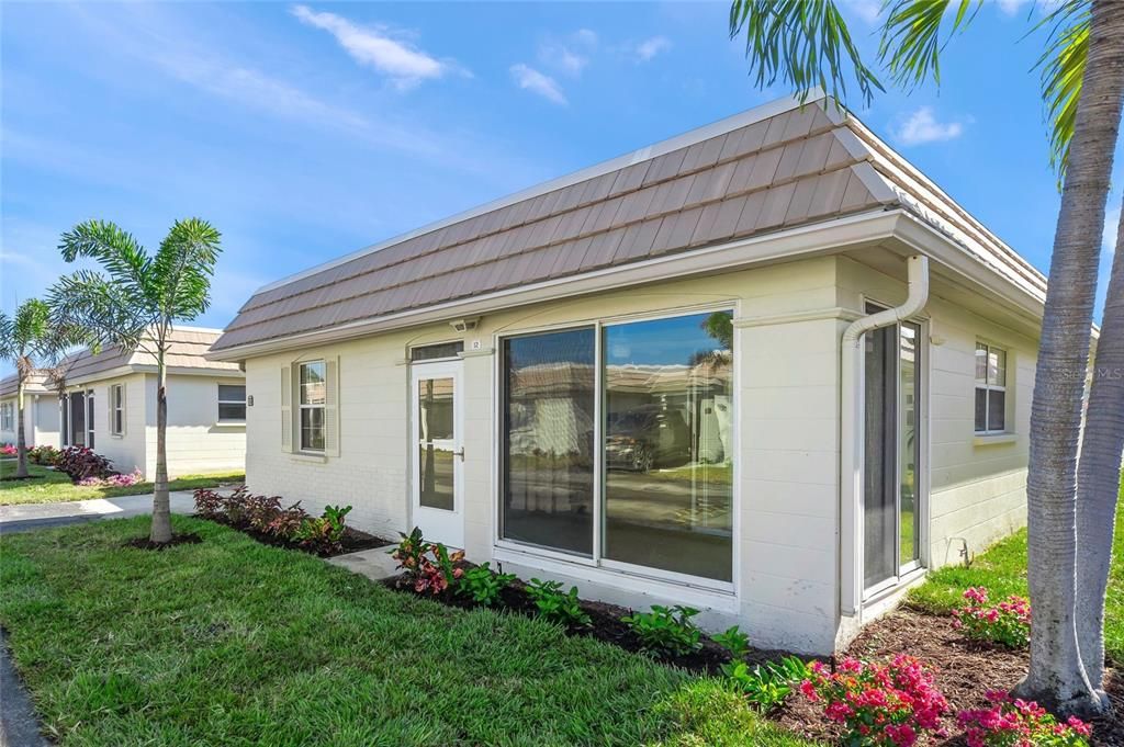 Active With Contract: $645,000 (2 beds, 2 baths, 939 Square Feet)