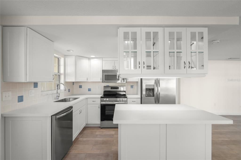 Active With Contract: $645,000 (2 beds, 2 baths, 939 Square Feet)