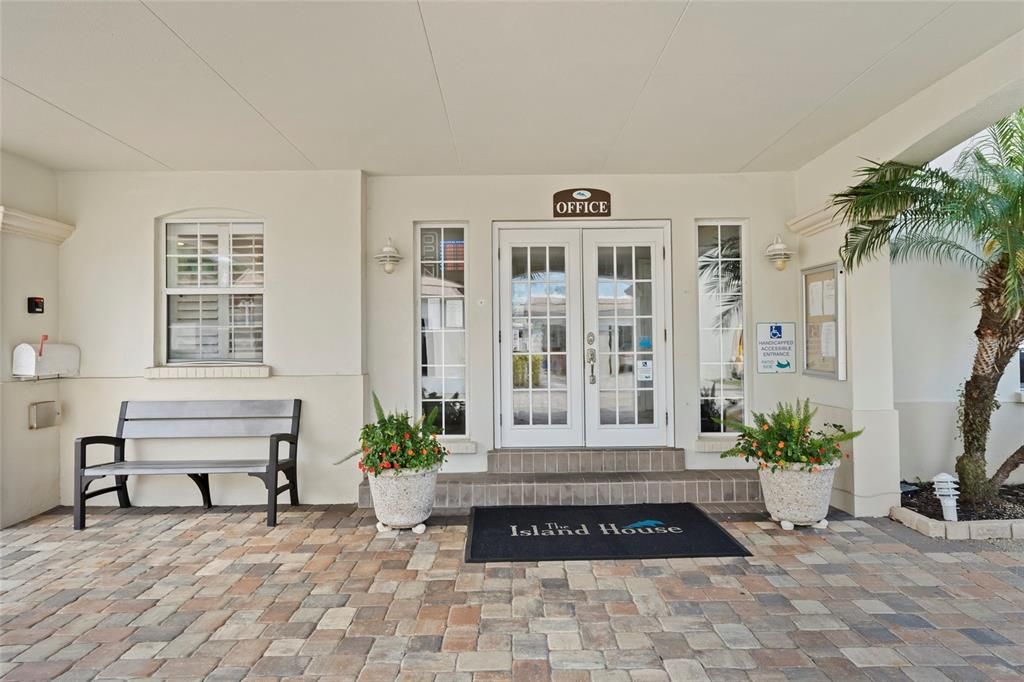 Active With Contract: $645,000 (2 beds, 2 baths, 939 Square Feet)