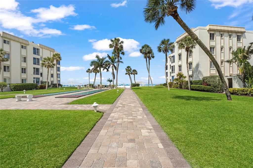 Active With Contract: $645,000 (2 beds, 2 baths, 939 Square Feet)