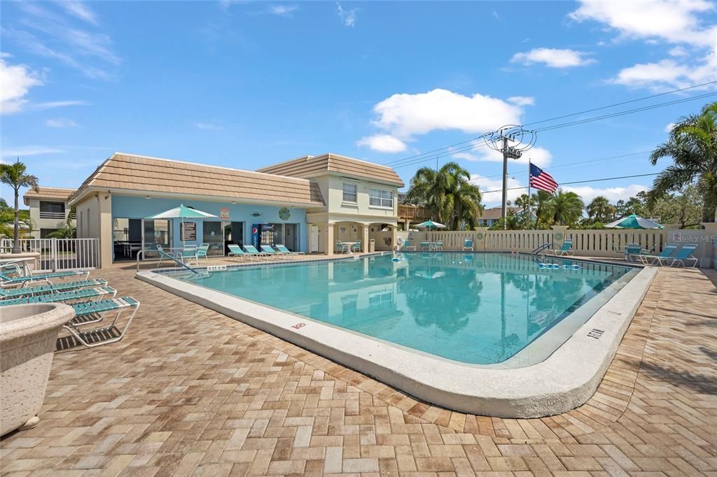 Active With Contract: $645,000 (2 beds, 2 baths, 939 Square Feet)