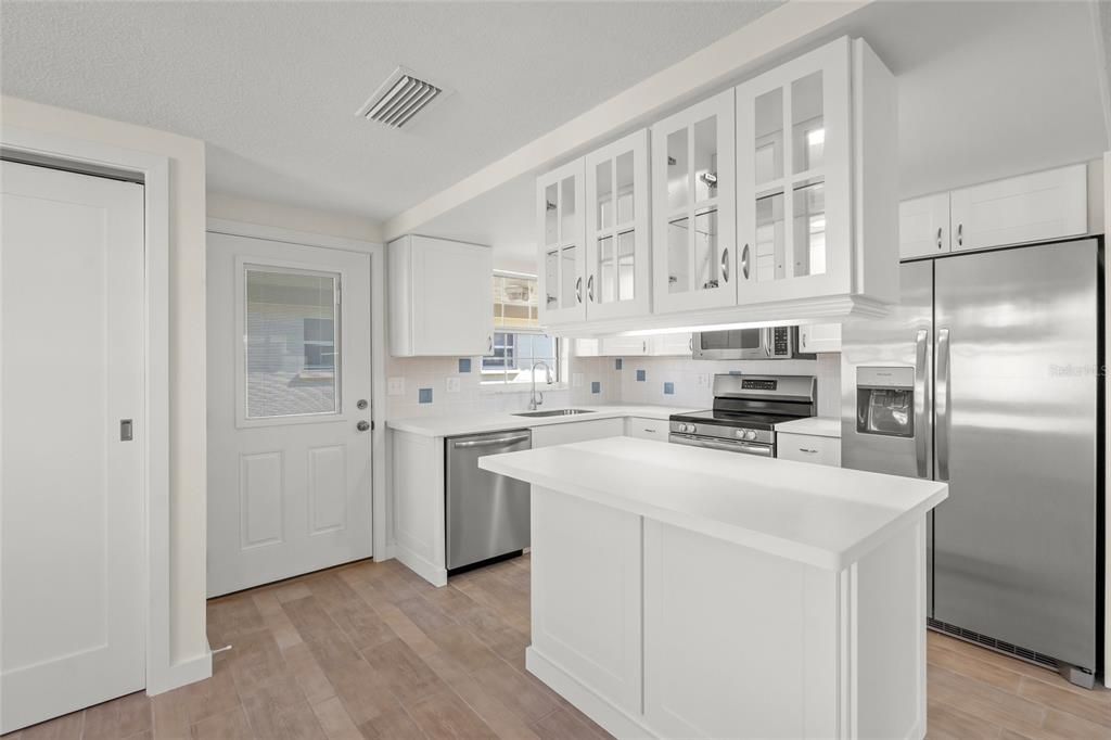 Active With Contract: $645,000 (2 beds, 2 baths, 939 Square Feet)