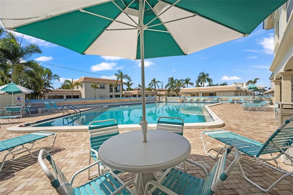 Active With Contract: $645,000 (2 beds, 2 baths, 939 Square Feet)