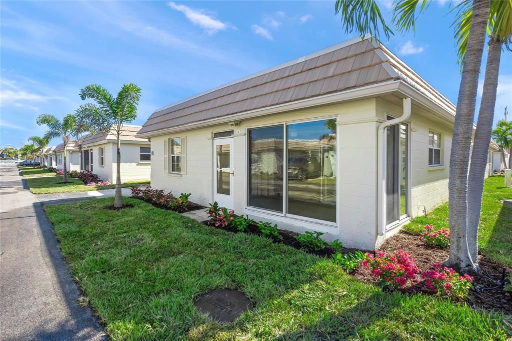 Active With Contract: $645,000 (2 beds, 2 baths, 939 Square Feet)