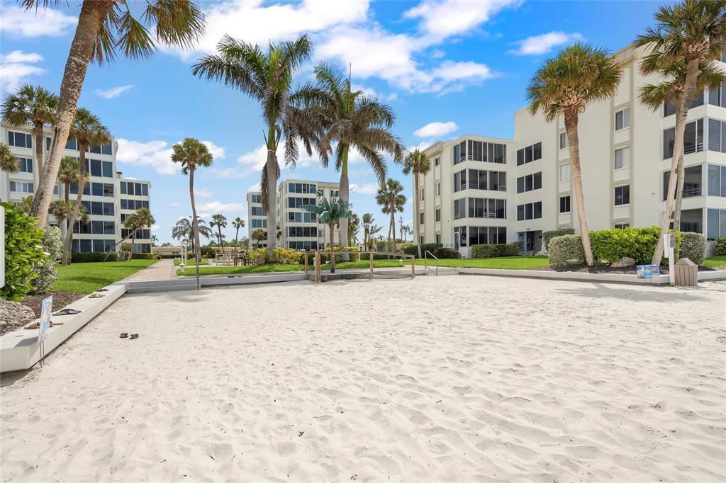 Active With Contract: $645,000 (2 beds, 2 baths, 939 Square Feet)