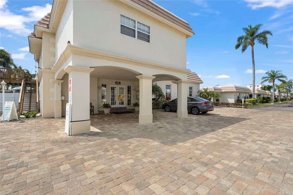 Active With Contract: $645,000 (2 beds, 2 baths, 939 Square Feet)