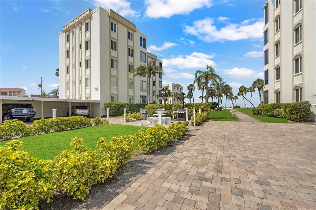 Active With Contract: $645,000 (2 beds, 2 baths, 939 Square Feet)