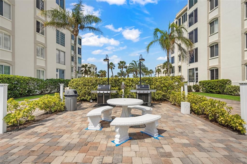 Active With Contract: $645,000 (2 beds, 2 baths, 939 Square Feet)