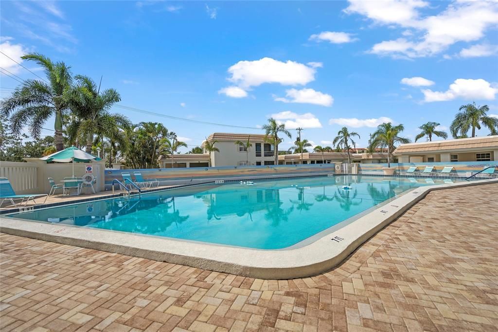 Active With Contract: $645,000 (2 beds, 2 baths, 939 Square Feet)