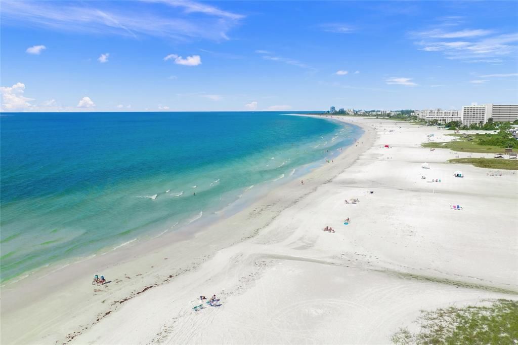 Active With Contract: $645,000 (2 beds, 2 baths, 939 Square Feet)