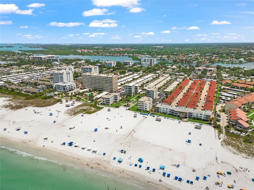 Active With Contract: $645,000 (2 beds, 2 baths, 939 Square Feet)