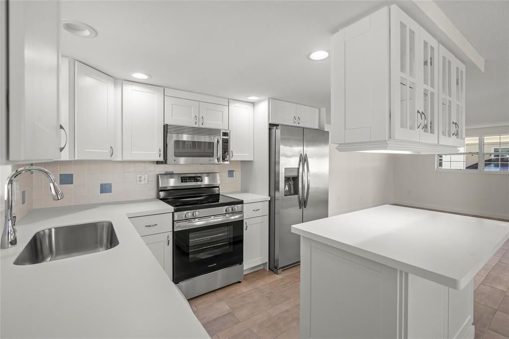 Active With Contract: $645,000 (2 beds, 2 baths, 939 Square Feet)