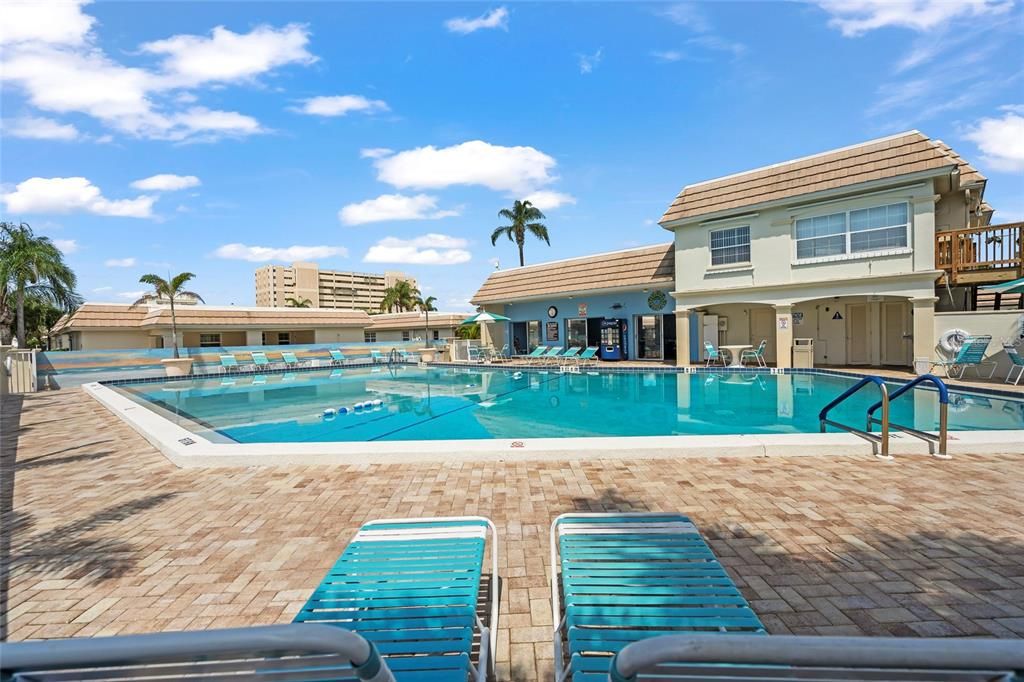 Active With Contract: $645,000 (2 beds, 2 baths, 939 Square Feet)