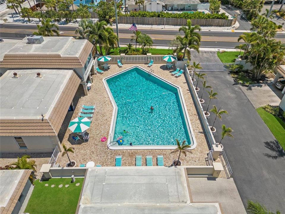 Active With Contract: $645,000 (2 beds, 2 baths, 939 Square Feet)