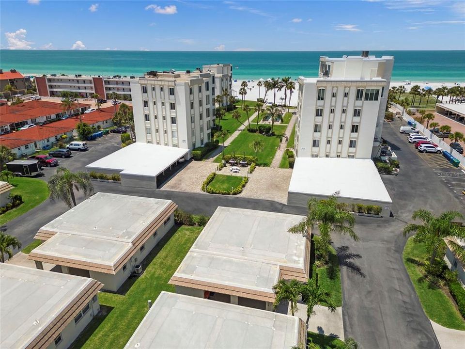 Active With Contract: $645,000 (2 beds, 2 baths, 939 Square Feet)