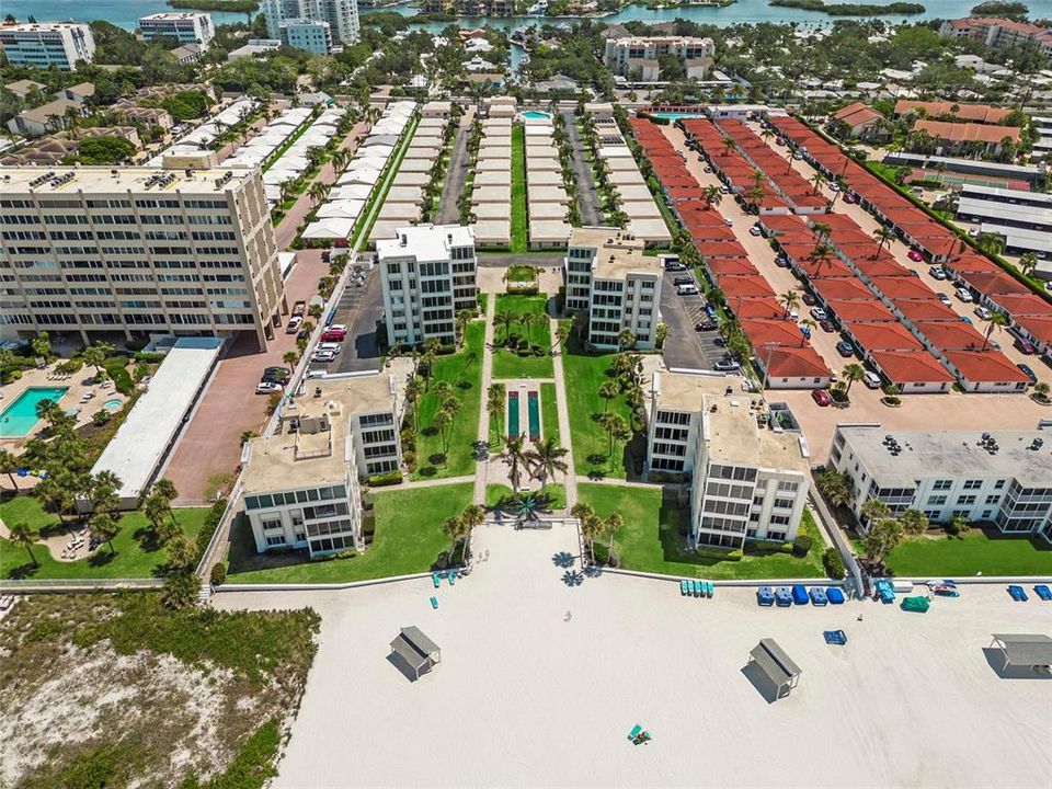 Active With Contract: $645,000 (2 beds, 2 baths, 939 Square Feet)