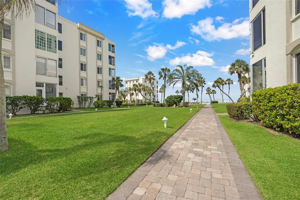 Active With Contract: $645,000 (2 beds, 2 baths, 939 Square Feet)