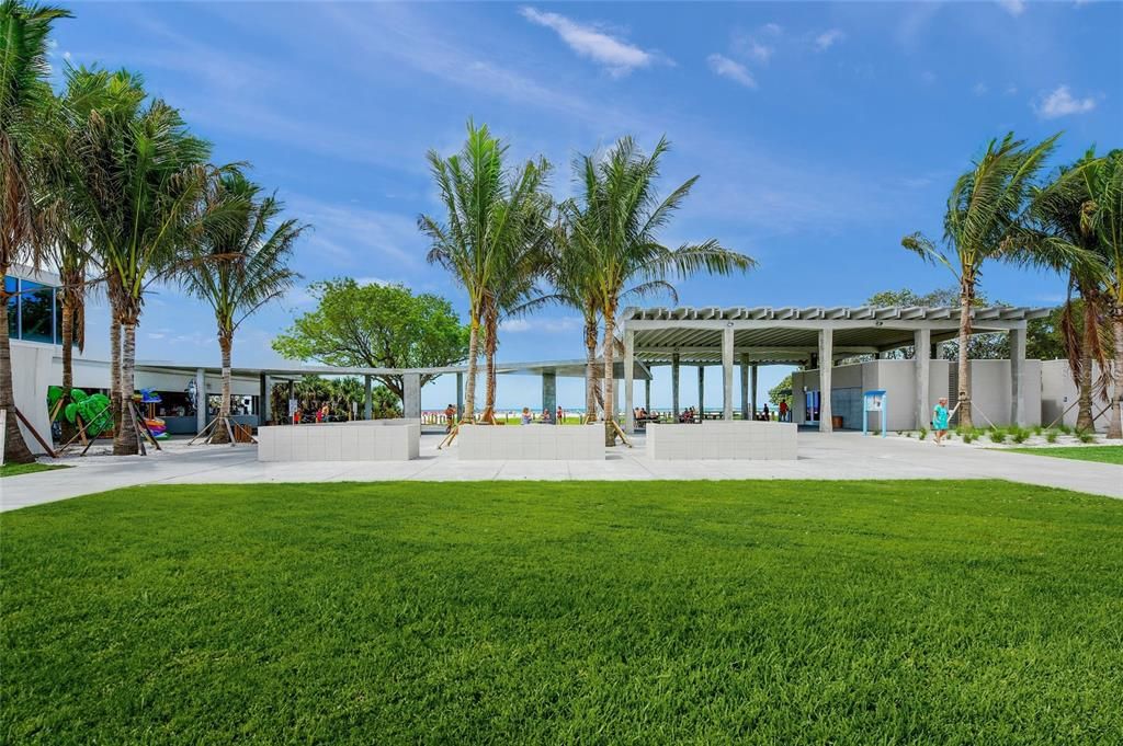 Active With Contract: $645,000 (2 beds, 2 baths, 939 Square Feet)