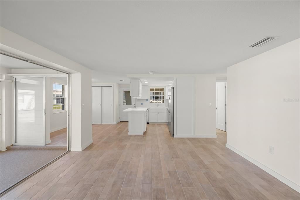 Active With Contract: $645,000 (2 beds, 2 baths, 939 Square Feet)