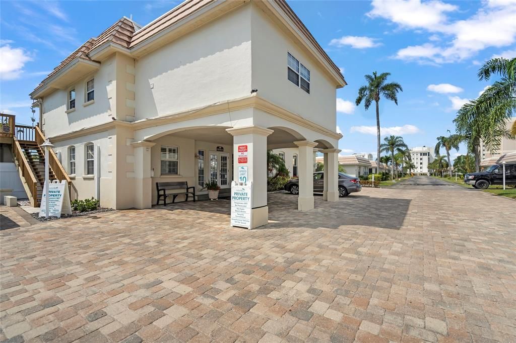 Active With Contract: $645,000 (2 beds, 2 baths, 939 Square Feet)