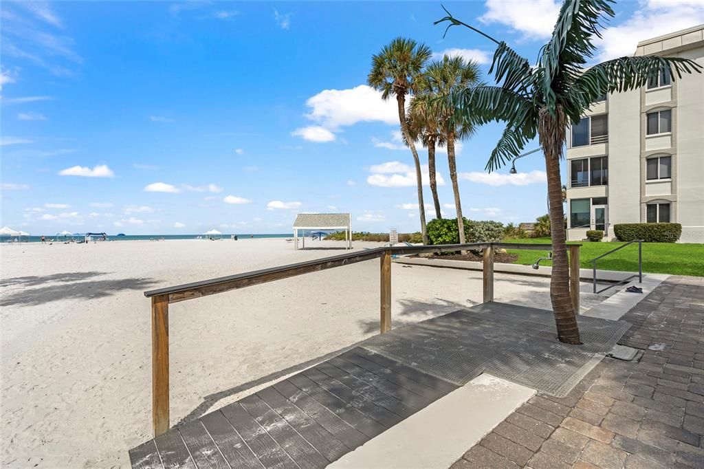 Active With Contract: $645,000 (2 beds, 2 baths, 939 Square Feet)