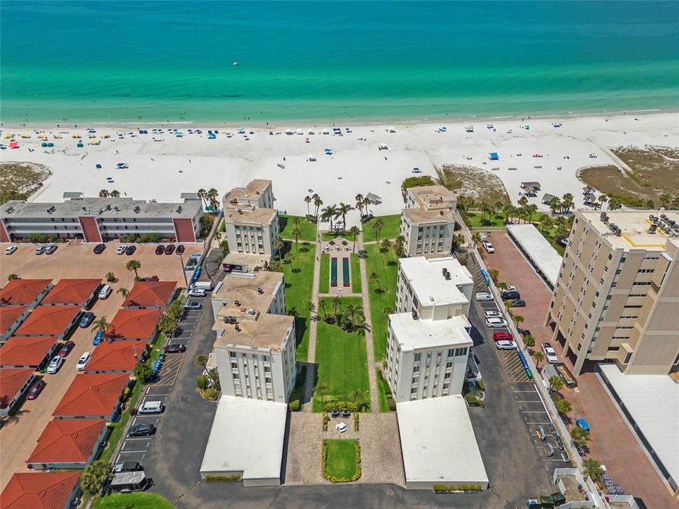 Active With Contract: $645,000 (2 beds, 2 baths, 939 Square Feet)