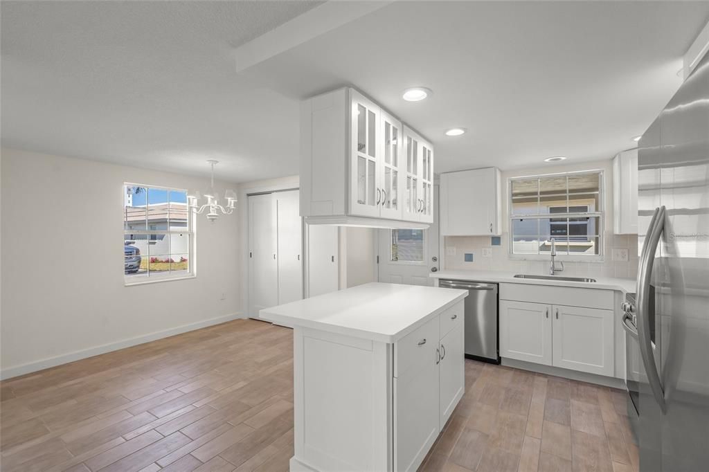 Active With Contract: $645,000 (2 beds, 2 baths, 939 Square Feet)